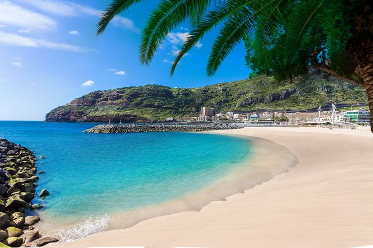 La belle plage de Machico laisse présager un surf des plus décontractés
