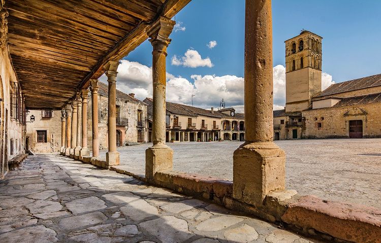 La Plaza Mayor de Pedraza vue à travers sa colonade