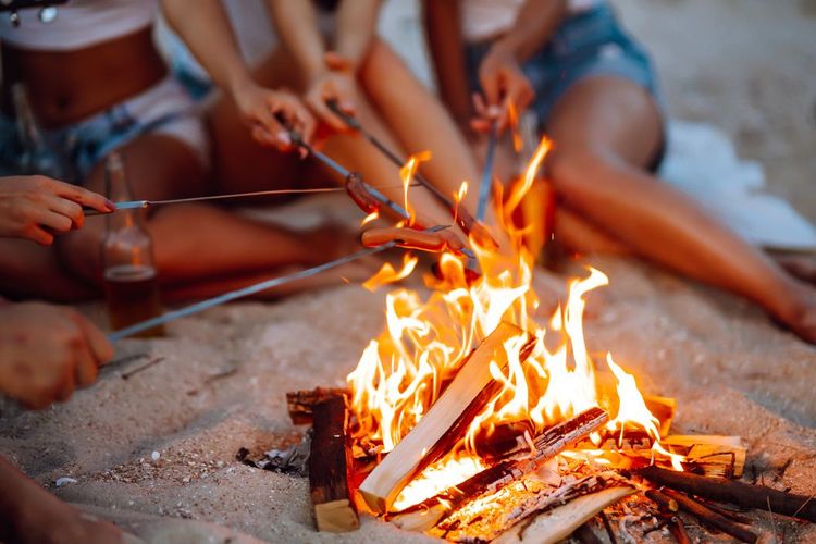 Soirée merguez autour d'un feu de bois sur la plage