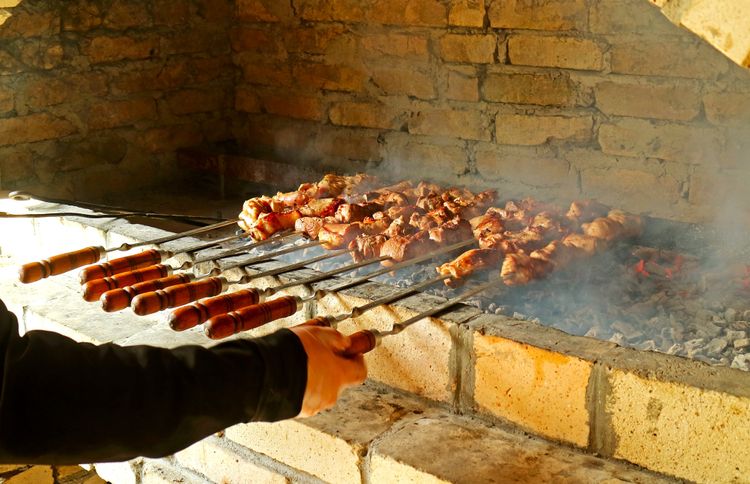 Khorovadz, barbecue Arménien où des morceaux de viance sont enfilés sur des brochettes nommées "shish"