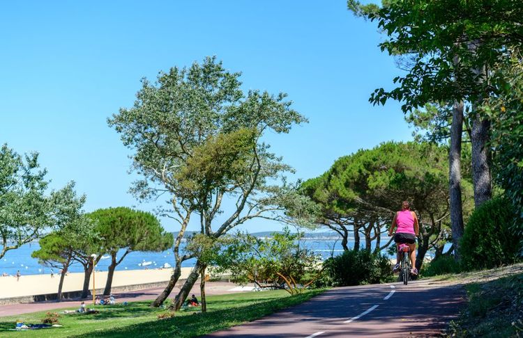 Una pista ciclabile Vélodyssée lungo la bella spiaggia di Pereire, Arcachon