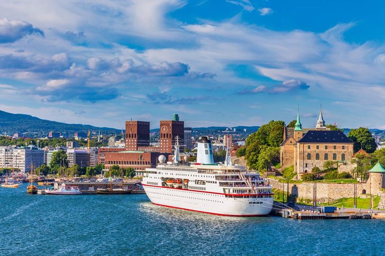 Départ en croisière depuis la baie Piperwick d'Oslo, l'Hôtel de Ville et le château Akershus