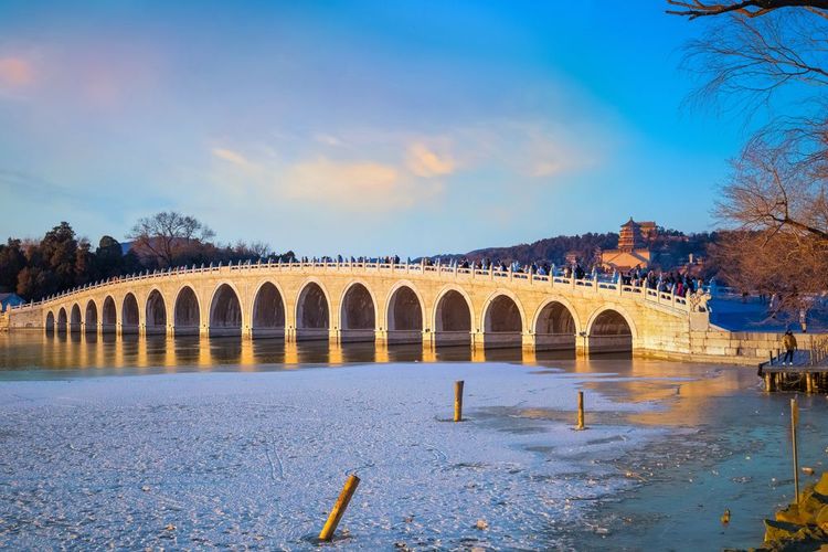 Le pont aux dix-sept arches menant à l'île Nanhu, Palais d'été