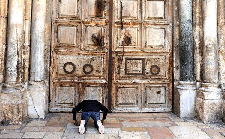 Prière devant la porte principale de l'église du Saint-Sépulcre