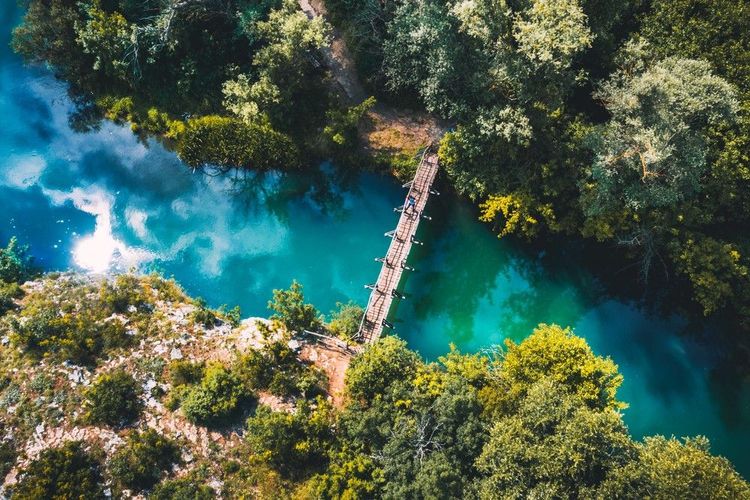 Vue aérienne sur la rivière Panega près de Lukovit, où on pratique le rafting