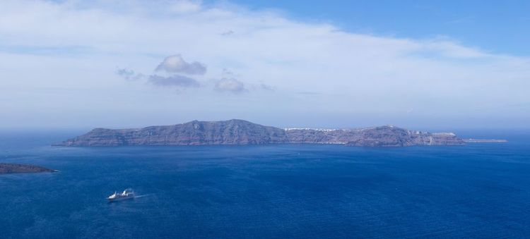 Facing Santorini, Thirassia