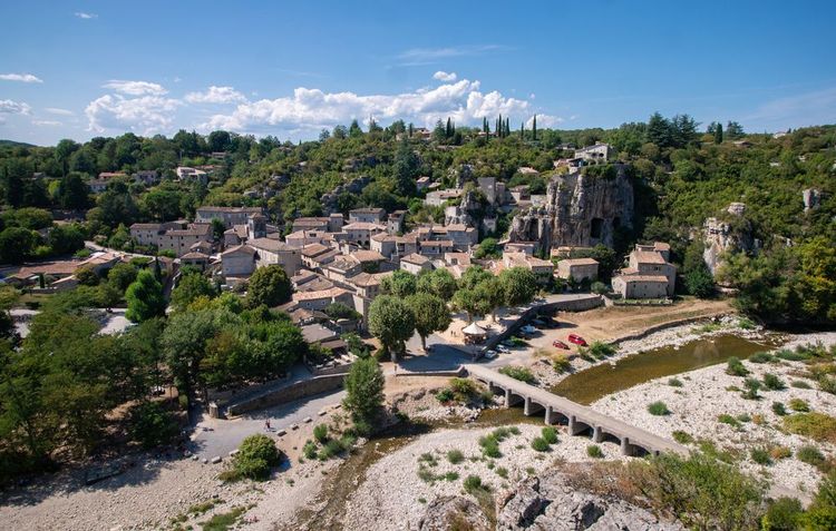 Vue aérienne de Labeaume en Ardèche