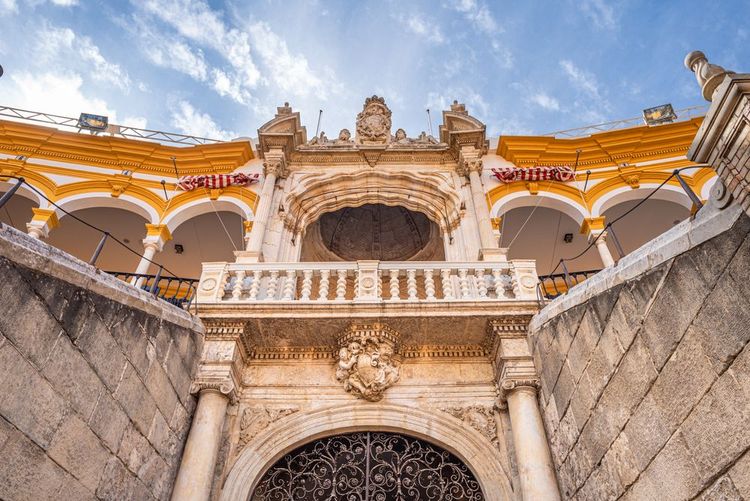 Les détails architecturaux des arènes de Séville.