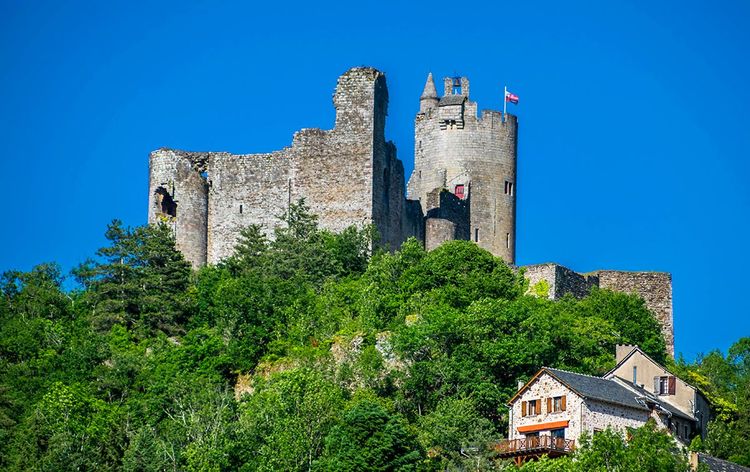 Le château de Najac domine son bourg.