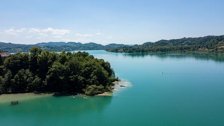 Pagaie sur le lac Aiguebelette et les montagnes du drone Savoie