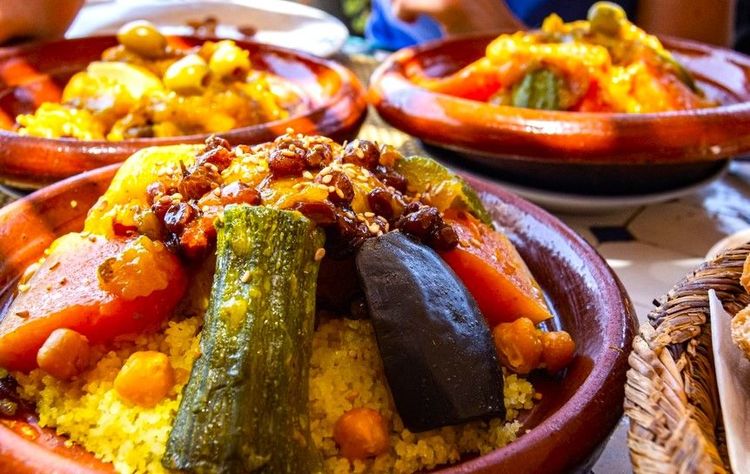 Couscous servi dans des plats à tajine