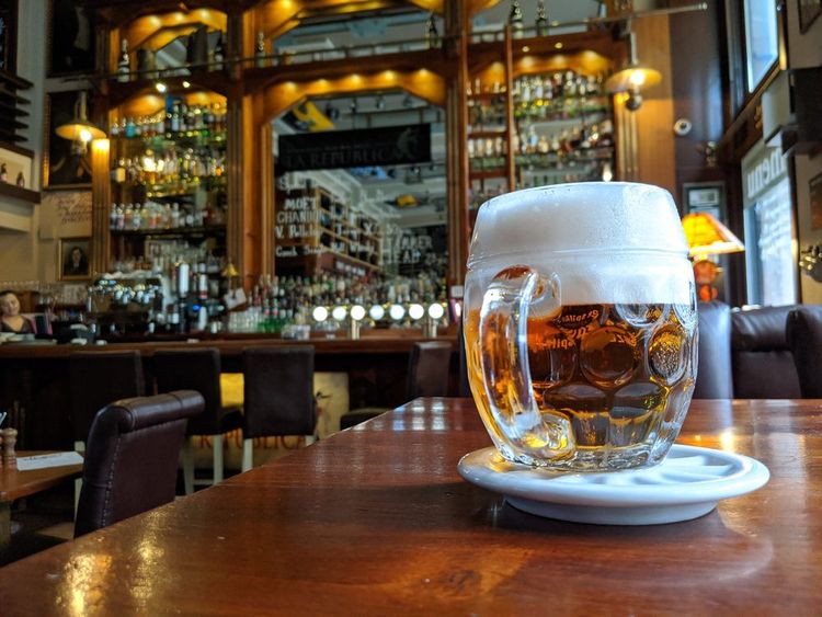 Un verre de pilsner, servi dans un restaurant à Praguz.