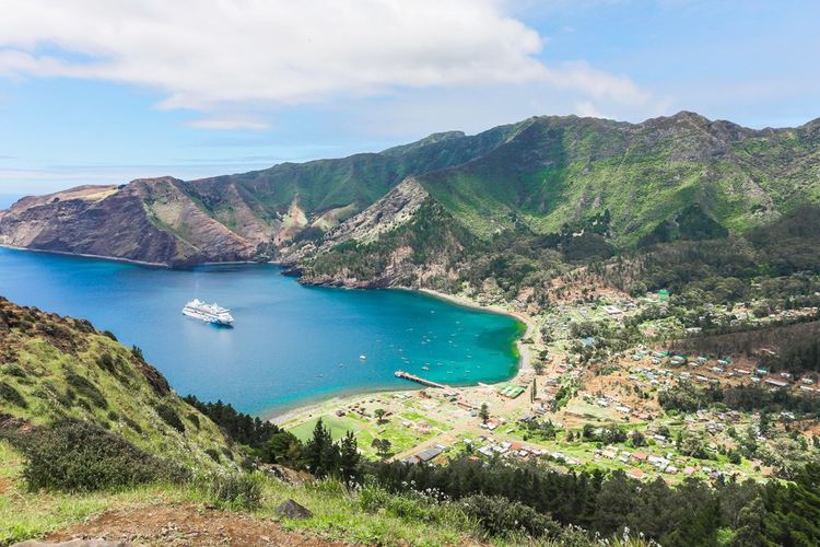 Sur l'île de Robinson Crusoé, vue plongeante sur San Juan Bautista et la baie de Cumberland