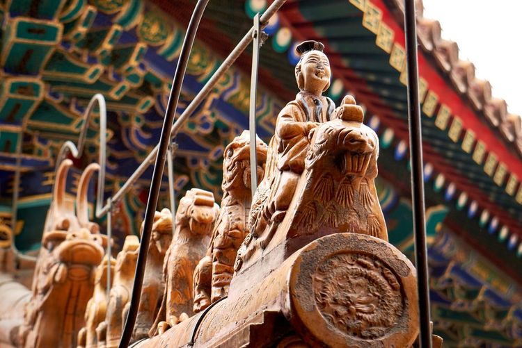 Sculpture traditionnelle bordant le toit du Palais d'été
