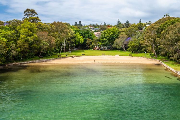La plage verdoyante de Parsley Bay