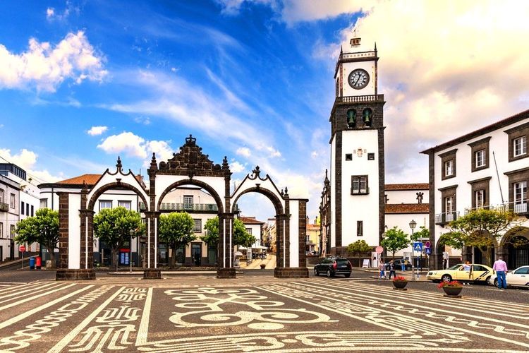 Portas da Cidade, les Portes de la Ville, Ponta Delgada