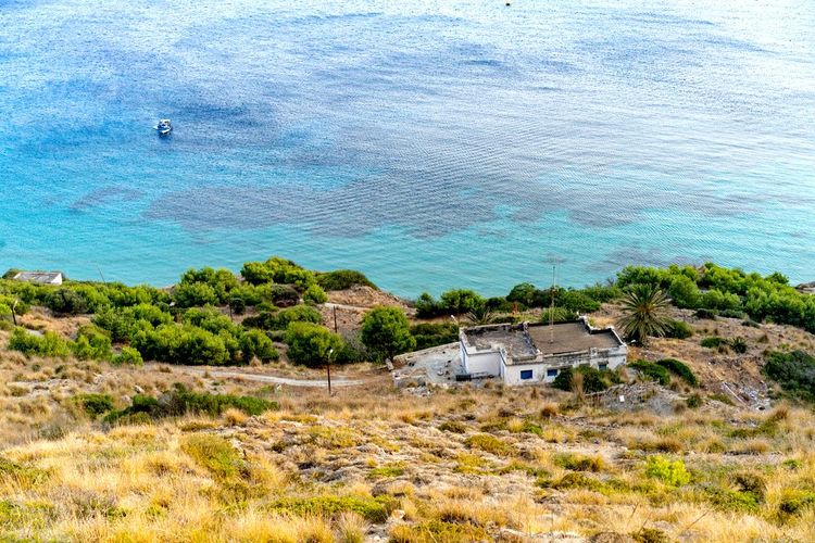 Sur La Galite, quelques rares maisons au bord de l'eau