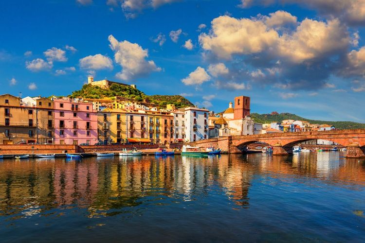 Le beau village de Bosa plein de couleurs, Sardaigne