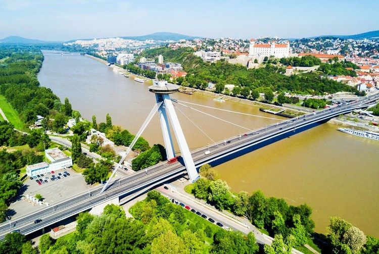 Depuis le haut de la tour, la vue sur le Danube est très profonde