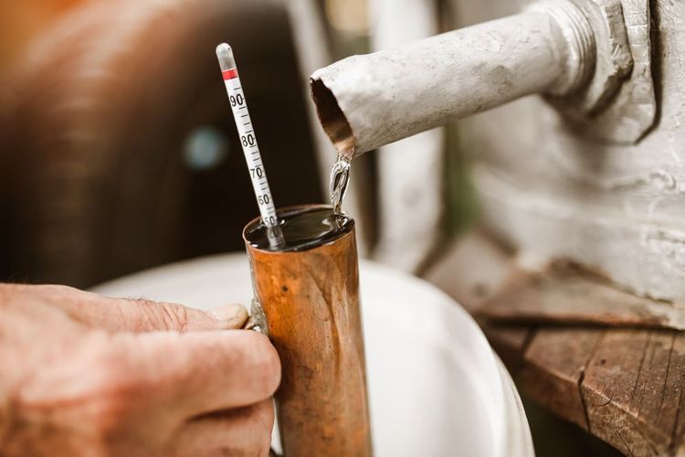 La méthode artisanale de distilation