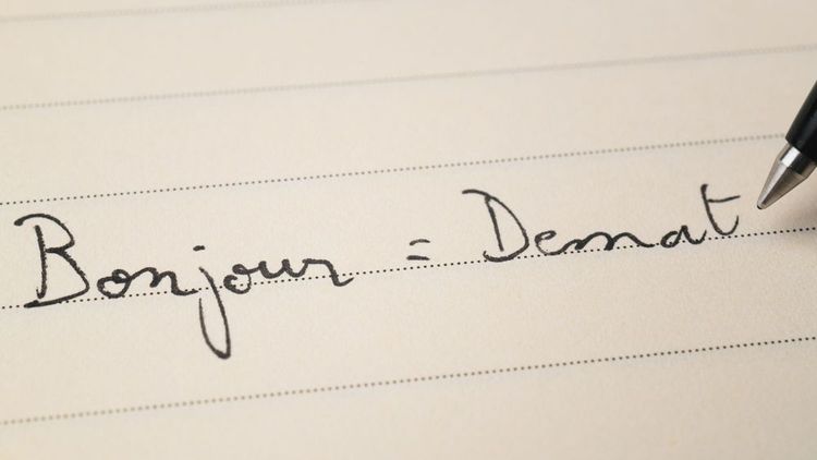 Demat veut dire "bonjour en breton.