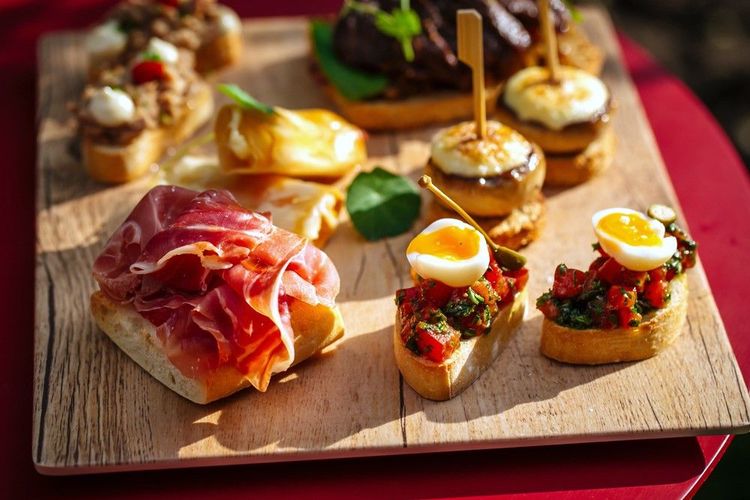 Bel assortiment de pintxos à l'heure de l'apéritif