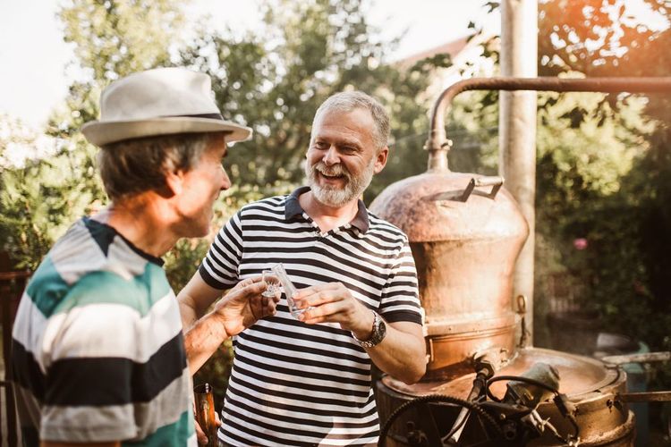 Dégustation chez un producteur de rakija, à la sortie de l'alambic