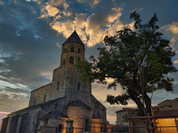Église du village historique de La Garde-Adhémar