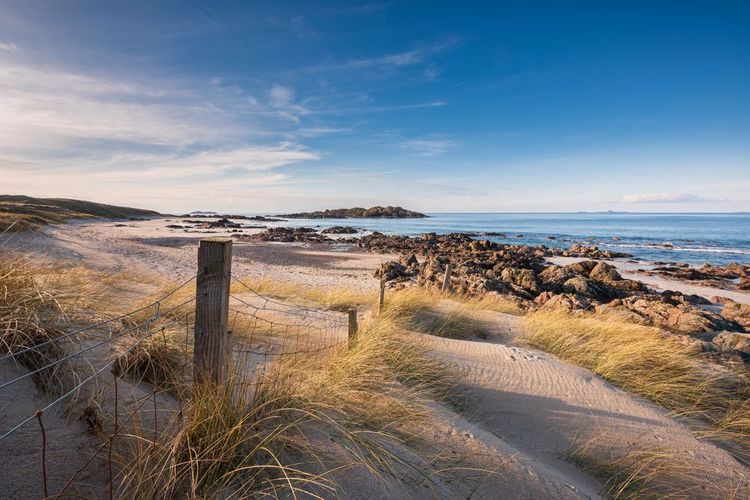 Le paysage marin de la plage d'été sur l'île d'Iona