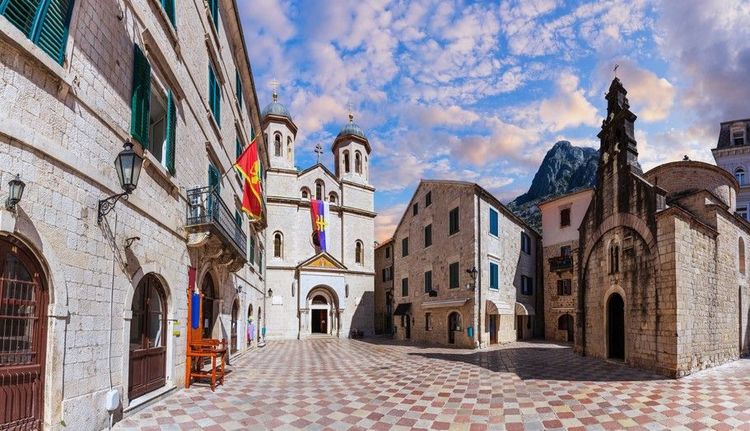 Église Saint-Michel et place de la vieille ville de Kotor