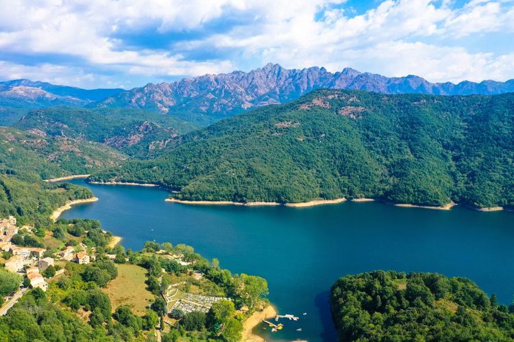 Un día entre montañas en el lago de Tolla