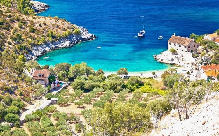La petite plage très recherchée de de Dubovica sur l'île de Hvar