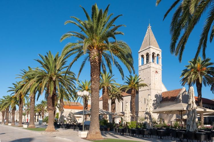 Eglise et terrasse de restaurant proche de la mer, à Trogir