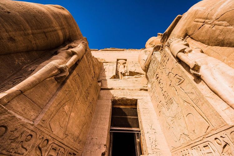 Temple égyptien antique construit par Ramsès II, dédié à sa femme Nefertari, sculpté dans la pierre de la montagne, à Abou Simbel,