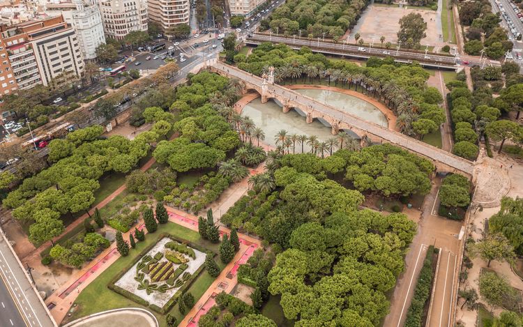 Pasea por los jardines del Turia