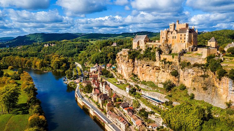 Beynac-et-Cazenac, son château-fort et son village
