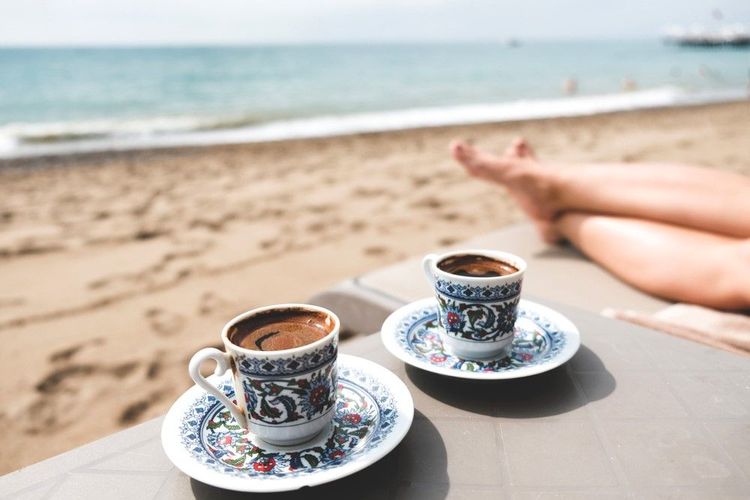 Café turc au bord de la plage
