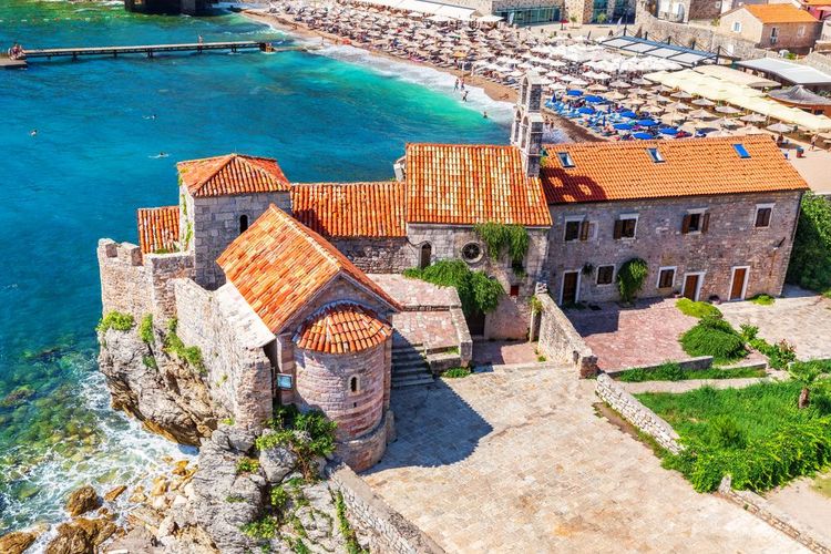 Le monastère Sainte-Marie de Punta et son église à Budva
