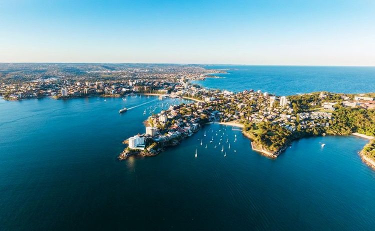 Vue aérienne sur Manly et Manly Beach (à g.)