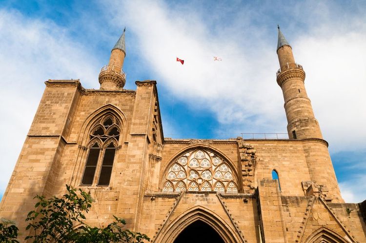 La mosquée a gardé l'architecture gothique catholique de la cathédrale