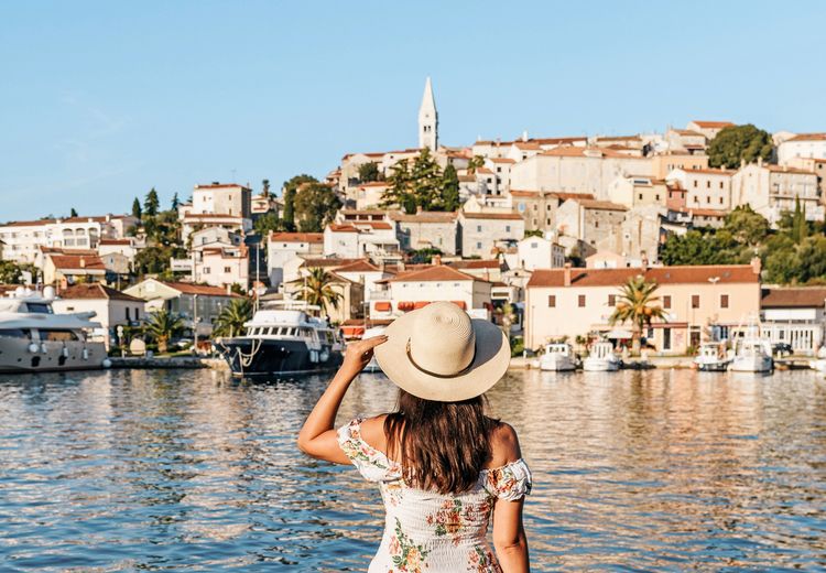 Touriste admirant Trogir
