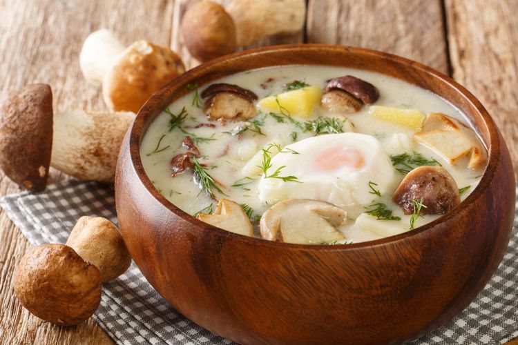 Tasty Kulajda est une soupe traditionnelle tchèque épaisse, avec des champignons, des pommes de terre et de la crème, parfumée à l'aneth et garnie d'un oeuf poché