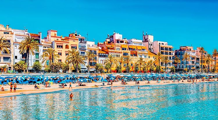 Stiges, la plage et le front de mer