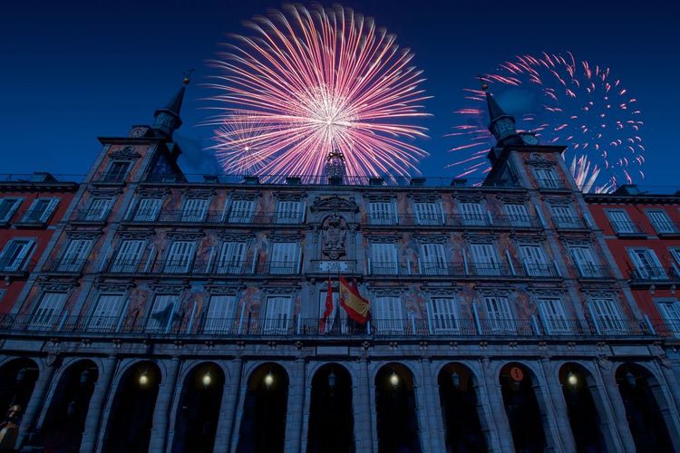 Feu d'artifice du nouvel an sur la Plaza Mayor