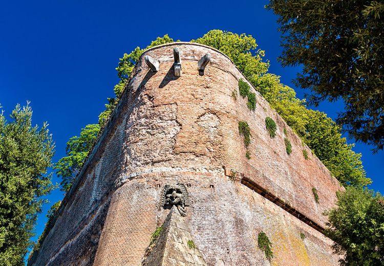 Les remparts de la forteresse sont en briques toscanes
