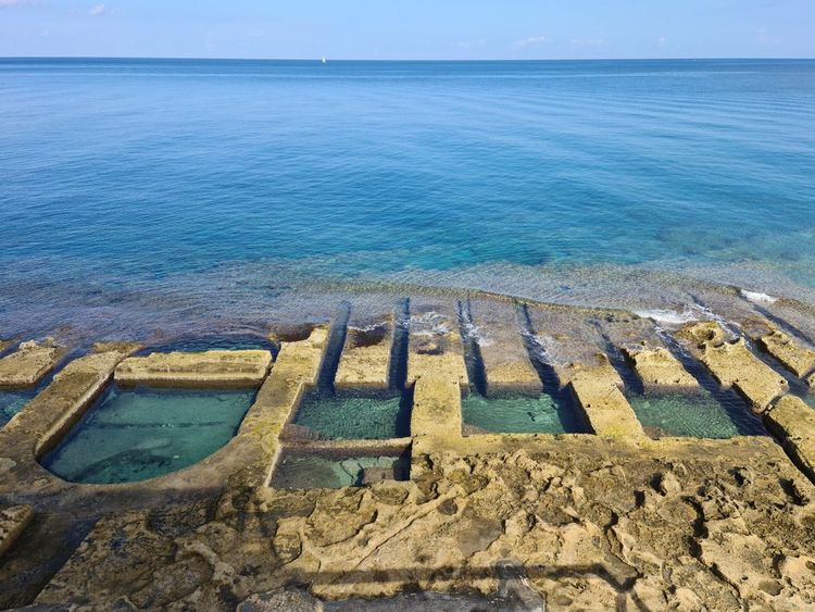 Des bassins creusés dans la roches, Malte