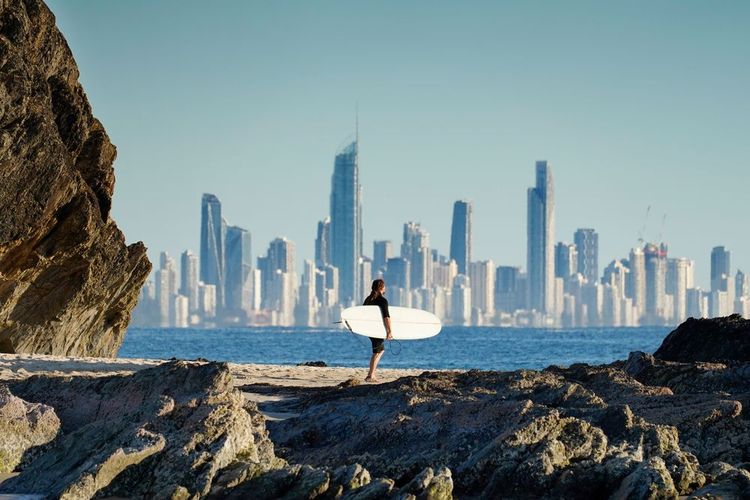 Surfeur devant le front de mer de Gold Coast