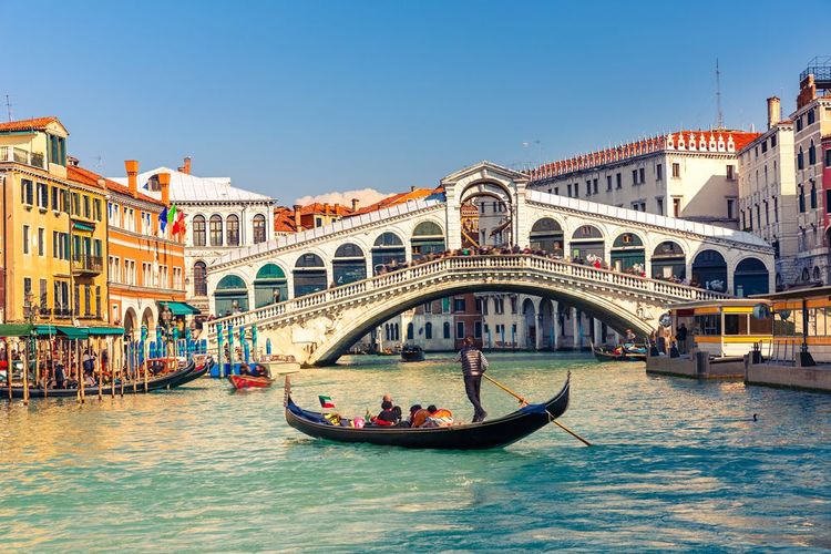 The Rialto Bridge: between San Marco and San Polo