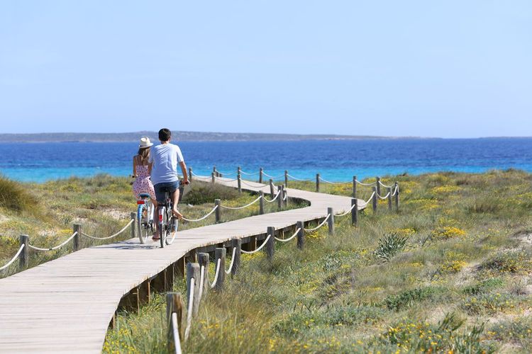 Vélo en amoureux vers la plage Es Pujols