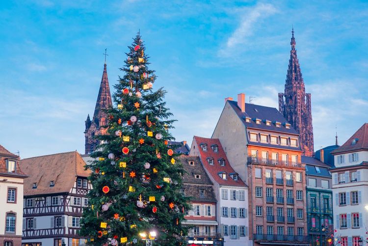 L'arbre de Noël à Strasbourg, en pleine journée.